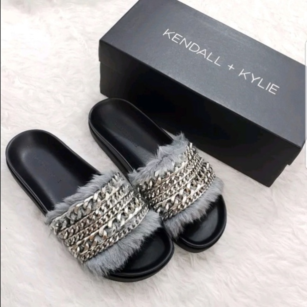 Size 7 1/2 lightly worn in good condition